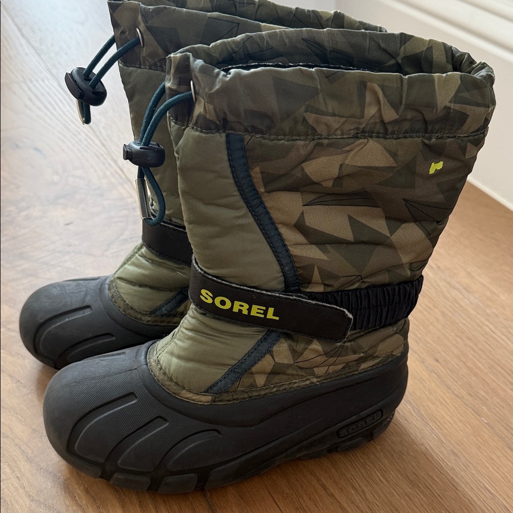Sorel Green and Black Patterned Boots